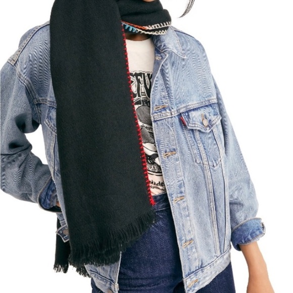 HP 🎉 FREE PEOPLE Common Thread Blanket Stitch Rectangle Scarf/Wrap in Black NWT - Picture 7 of 9